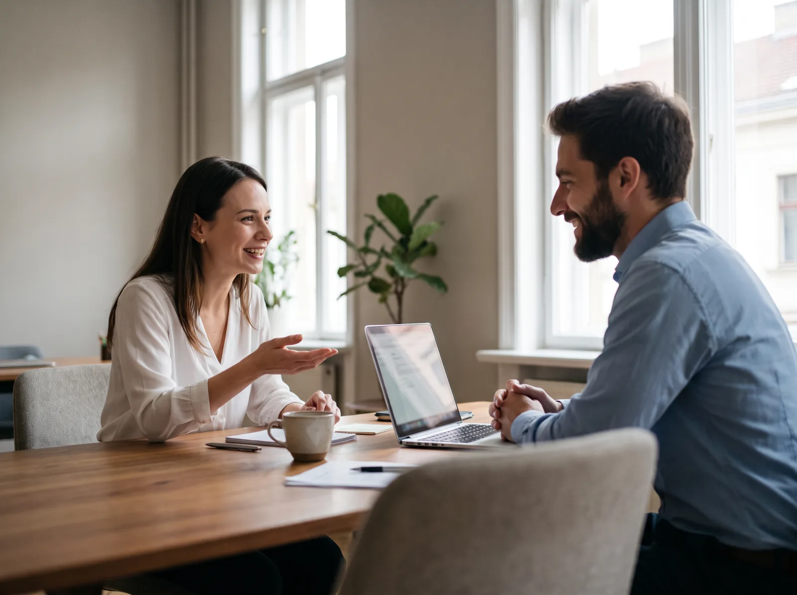 A Nexxo Technologies advisor discussing Custom Development with a client in Longueuil